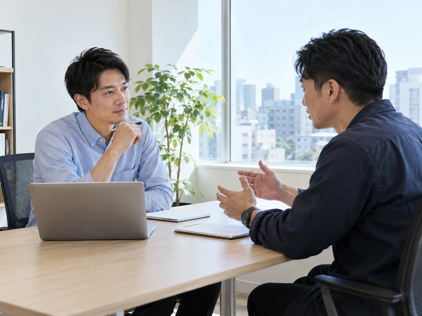 相談者と支援者が向き合って話すキャリア相談のイメージ