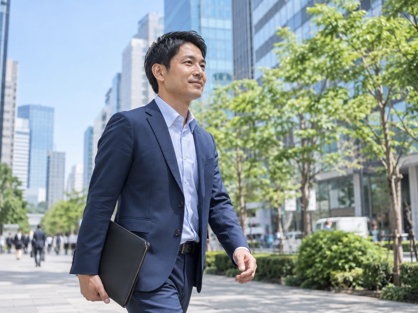 晴れた街を前向きに歩く男性のイメージ